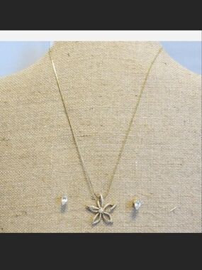 Source Unknown Gold Floral Starburst Pendant Necklace with Clear Stones